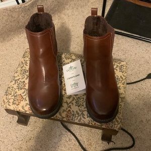 EASTLAND. ANKLE BOOTS. JASMINE